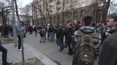 Kiev, Ukrayna. 9 Nisan 2019. Eylemciler ve ulusal Kolordu siyasi partinin destekçileri Ukrayna silahlı kuvvetleri yetkilileri yolsuzluk bir soruşturma talep için bir mitinge katılmak