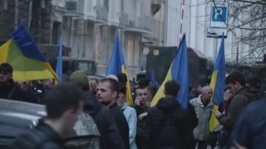 Kiev, Ukrayna. 9 Nisan 2019. Eylemciler ve ulusal Kolordu siyasi partinin destekçileri Ukrayna silahlı kuvvetleri yetkilileri yolsuzluk bir soruşturma talep için bir mitinge katılmak