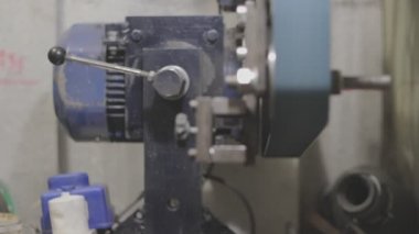 Bir işçi tarafından işletilen kemer değirmeni