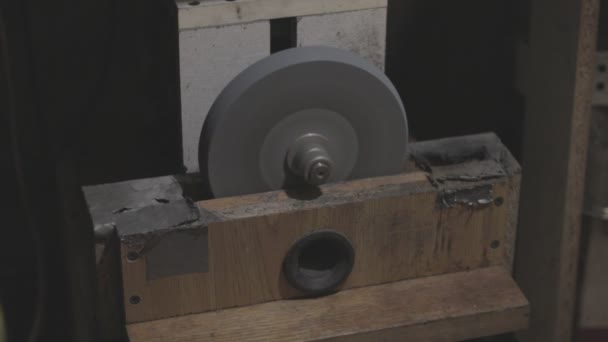 Работает самодельный роторный шлифовальный станок — стоковое видео