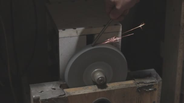Selfmade roterende schuurmachine wordt bediend — Stockvideo