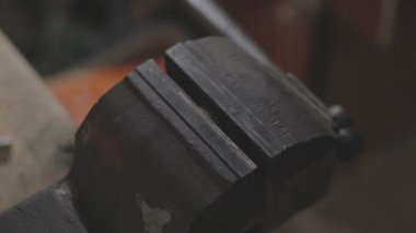 Eski Sovyet mekaniği Bench kötü alışkanlıklardan şişe kapağı basarak