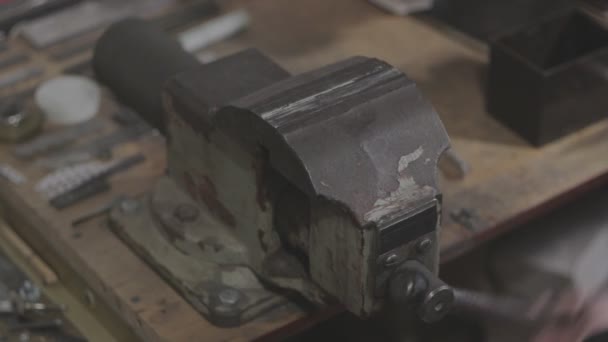 Vícios de bancada da mecânica soviética antiga estão sendo contratados e expandidos — Vídeo de Stock