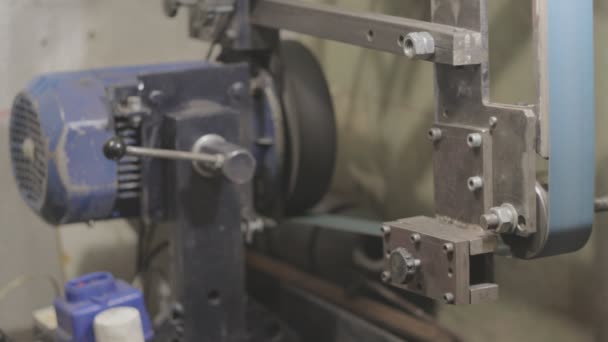 Belt grinder being operated by a worker — Stock Video