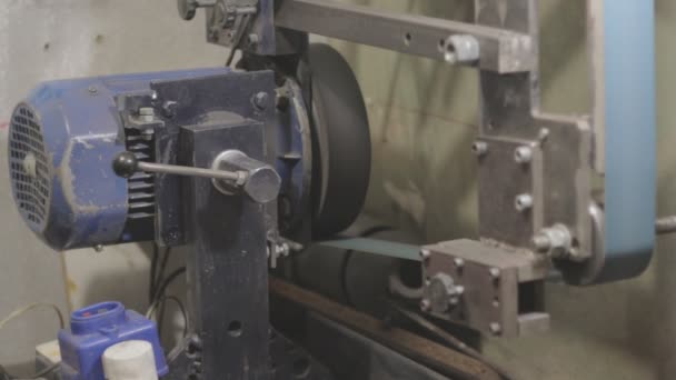 Ремінна шліфувальна машина, якою керує працівник — стокове відео