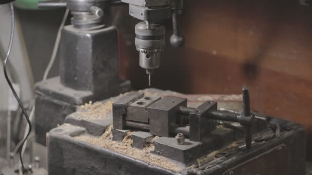 Drill press viene pulito con un aspirapolvere — Video Stock