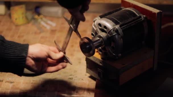 ダイヤモンドの研摩ディスクが仕事に準備ができ 自由な手の研ぎレザーマンの刃が付いている回転式の研ぎ機械を得ること — ストック動画