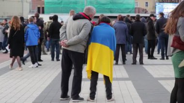 Kiev, Ukrayna 19 nis 2019. Başkanlık Tartışması 2019. Kiev Olympiyskiy Stadyumu yakınlarında eylem kalabalık ve polis kolordu tezahürat.