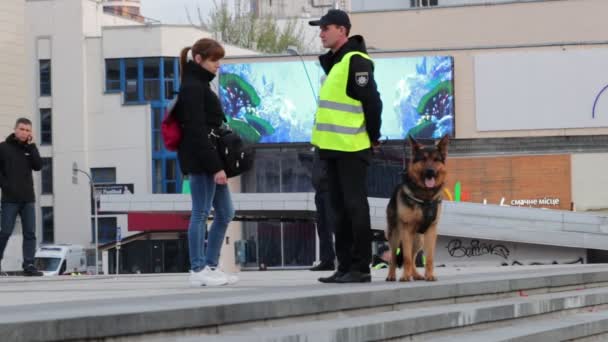 Kyjev Ukrajina Dubna 2019 Prezidentská Debata 2019 Povzbuzování Davu Policejní — Stock video