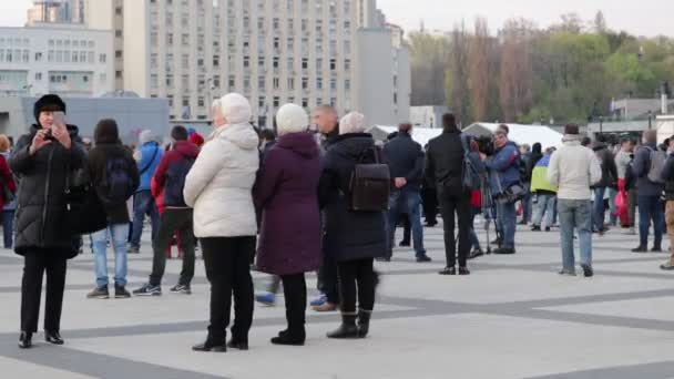 乌克兰 2019 2019年总统辩论 基辅奥林皮斯基体育场附近欢呼的人群和警察队伍 — 图库视频影像