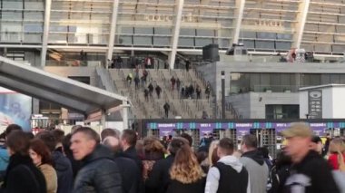 Kiev, Ukrayna 19 nis 2019. Başkanlık Tartışması 2019. Kiev Olympiyskiy Stadyumu yakınlarında eylem kalabalık ve polis kolordu tezahürat.