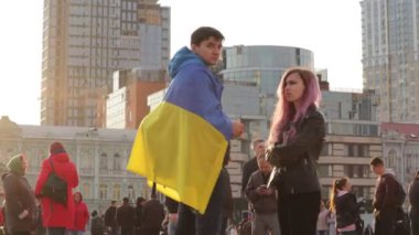 Kiev, Ukrayna 19 nis 2019. Başkanlık Tartışması 2019. Kiev Olympiyskiy Stadyumu yakınlarında eylem kalabalık ve polis kolordu tezahürat.