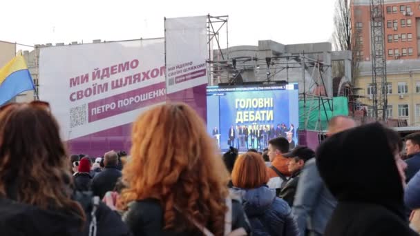 キエフ ウクライナ 2019 大統領討論会2019 キエフ オリンピスキー スタジアム付近で応援の群衆と警察隊 — ストック動画
