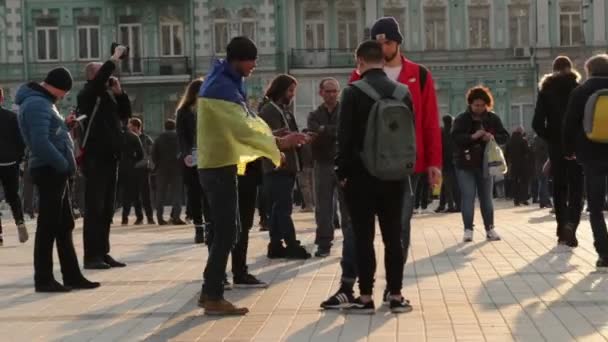 乌克兰 2019 2019年总统辩论 基辅奥林皮斯基体育场附近欢呼的人群和警察队伍 — 图库视频影像