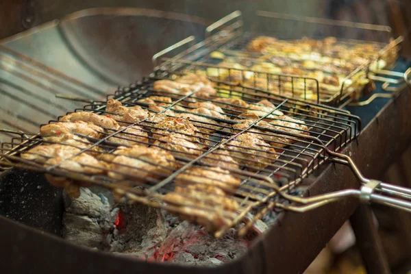 Arka bahçede kurulan gaz tankından yapılmış ızgarada et barbekü pişirme