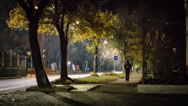 夜の空き通りを歩く孤独な人 — ストック写真