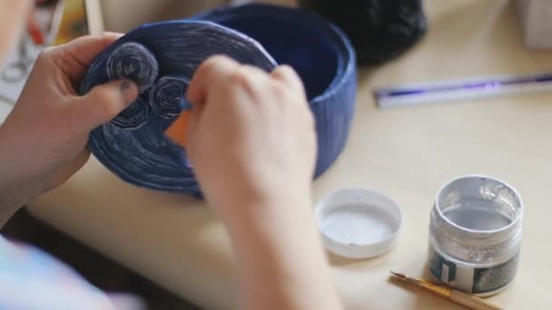 Vrouwelijke Kunstenaar Vernis Blauw Geschilderde Versierde Handgemaakte Emmer Met Een — Stockvideo