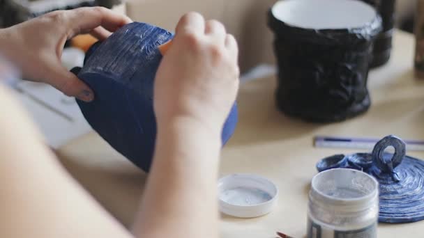 Artista Feminina Verniz Preto Pintado Mão Balde Com Uma Escova — Vídeo de Stock