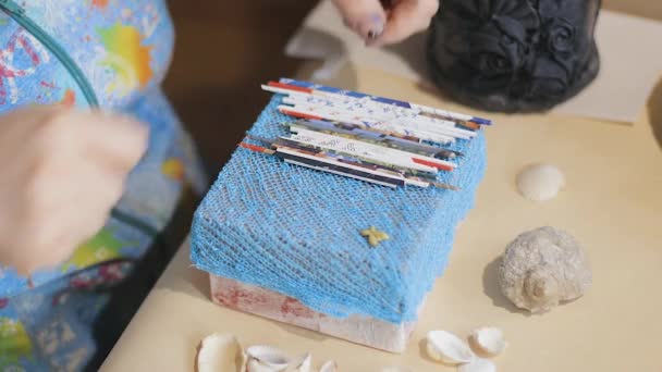 Artiste Féminine Fait Dessin Sur Couverture Supérieure Boîte Papier Bleu — Video