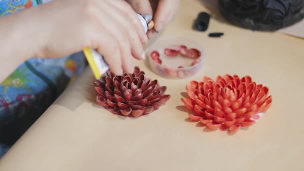 Artista Femenina Está Haciendo Diseño Flores Decorativas Con Cáscaras Nuez — Vídeo de stock