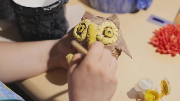 Kadın Sanatçı Vernik Işlemi Öncesi Bir Fırça Ile Yapımı Baykuş — Stok video