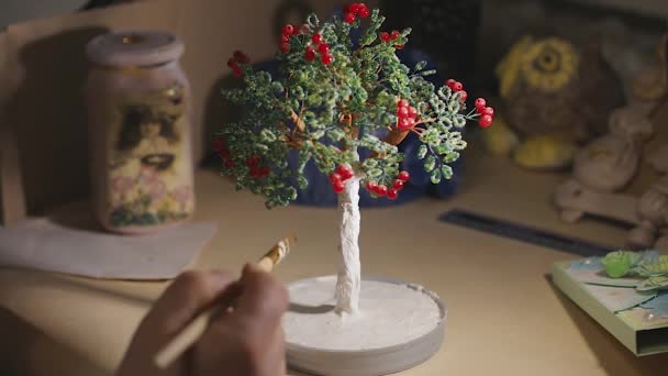 女艺术家在清漆加工前画手工做丝树 — 图库视频影像