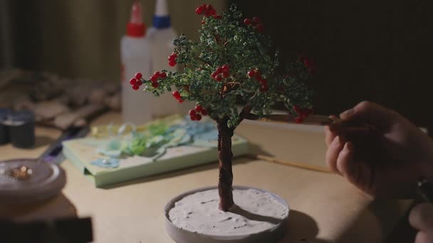 Artista Femenina Está Pintando Árbol Alambre Hecho Mano Antes Del — Vídeos de Stock