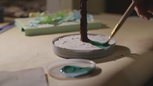 Artiste Féminine Peint Arbre Fil Fait Main Avant Processus Vernis — Video