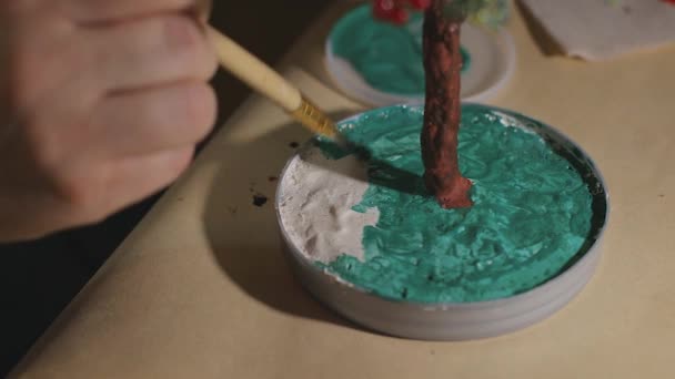 Artiste Féminine Peint Arbre Fil Fait Main Avant Processus Vernis — Video