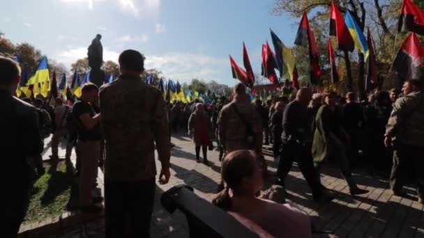 Kyiv, ukraine 14 okt 2019. nationalistische aktivisten, anhänger ukrainischer proteste gegen minsker protokoll und steinmeierformel — Stockvideo