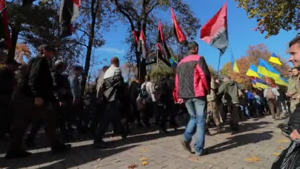 Kyjev, Ukrajina14102019. Nacionalističtí aktivisté, příznivci ukrajinského protestu proti Minskému protokolu a Steinmeierovu formuli — Stock video