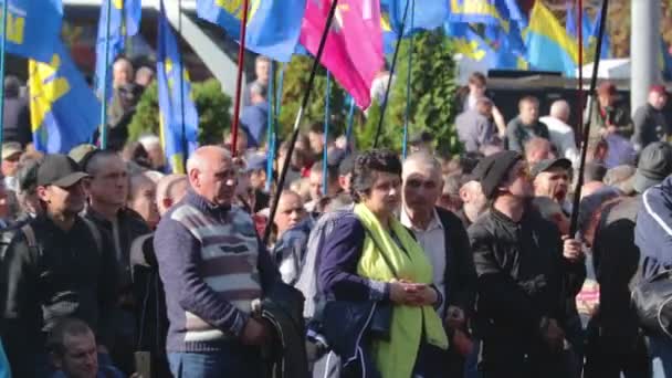 Kiev, Ukraine 14 oct 2019. foule militante scandant avec des bannières Svoboda lors d'une manifestation sur le Protocole de Minsk, Steinmeier Formula — Video