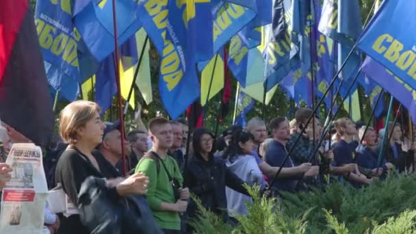 Κίεβο, Ουκρανία 14 οκτ 2019. Ακτιβιστικό πλήθος τραγουδά με πανό της Svoboda σε διαμαρτυρία για το Πρωτόκολλο του Μινσκ, φόρμουλα Steinmeier — Αρχείο Βίντεο