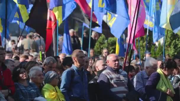 Kyiv, Ukraina 14 oct 2019. Aktivis kerumunan nyanyian dengan banner Svoboda protes di Minsk Protocol, Steinmeier Formula — Stok Video