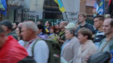 Kyiv, Ukrayna 14 Ekim 2019. İşaret fişekli eylemciler, Minsk Protokolü ve Steinmeier Formülünü protesto eden Ukrayna destekçileri