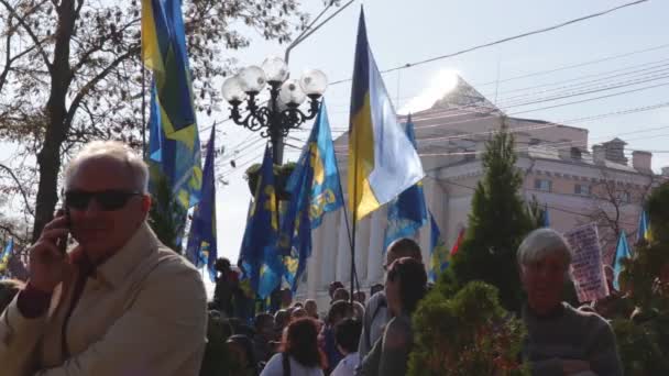 Kyiv, ukraine 14 okt 2019. nationalistische aktivisten, anhänger ukrainischer proteste gegen minsker protokoll und steinmeierformel — Stockvideo