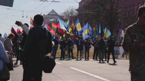Kijów, Ukraina 14 paź 2019. Nacjonalistyczni aktywiści, zwolennicy ukraińskiego protestu przeciwko protokołowi mińskiemu i formule Steinmeiera — Wideo stockowe