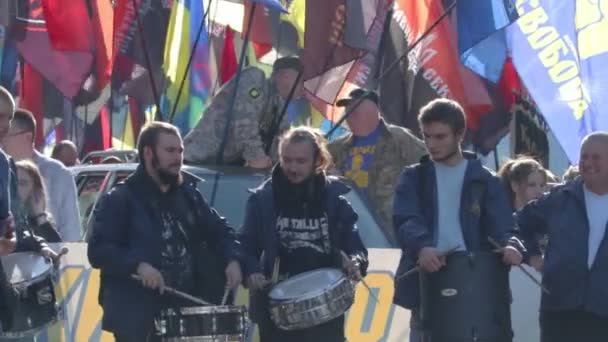 Kyiv, ukraine 14 okt 2019. trommler im kopf des protestes gegen das minsker protokoll und die steinmeier-formel — Stockvideo