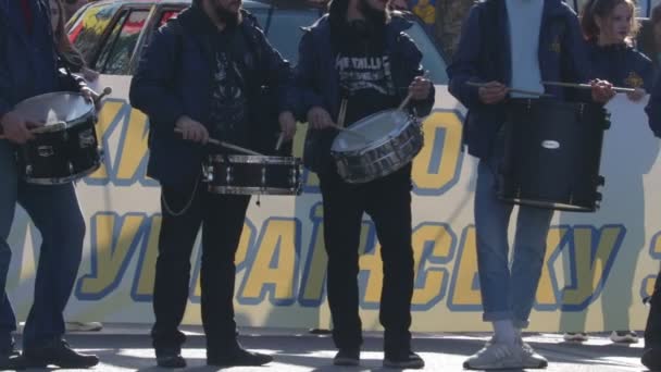 Киев, Украина 14 октября 2019 года. Барабанщики во главе протеста против Минского протокола и формулы Штайнмайера — стоковое видео