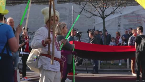 Kiev, Ukraine 14 oct 2019. Vieil homme vêtu de vêtements cosaques pour protester contre le Protocole de Minsk et la formule Steinmeier — Video
