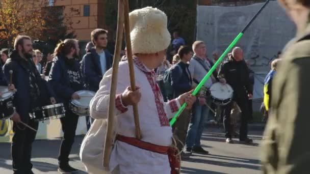 Kyiv, ukraine 14 okt 2019. alter mann in kosakenkleidung auf protest gegen minsker protokoll und steinmeierformel — Stockvideo