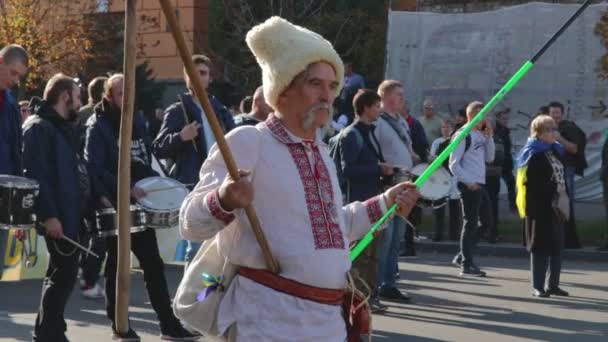Kyiv, ukraine 14 okt 2019. alter mann in kosakenkleidung auf protest gegen minsker protokoll und steinmeierformel — Stockvideo