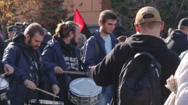 Kyiv, ukraine 14 okt 2019. nationalistische aktivisten, anhänger ukrainischer proteste gegen minsker protokoll und steinmeierformel — Stockvideo