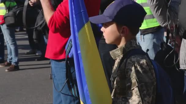 Киев, Украина 14 октября 2019 года. Мальчик с украинским знаменем на акциях протеста против Минского протокола и формулы Штайнмайера — стоковое видео