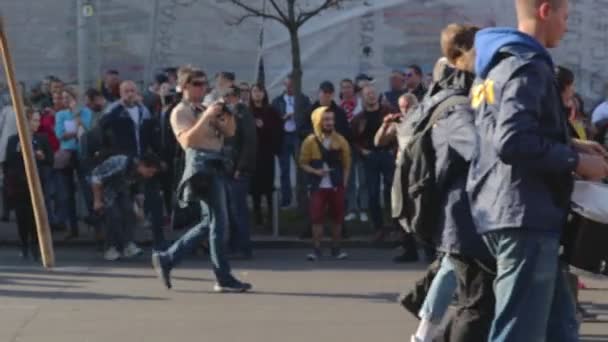 Kyiv, ukraine 14 okt 2019. nationalistische aktivisten, anhänger ukrainischer proteste gegen minsker protokoll und steinmeierformel — Stockvideo