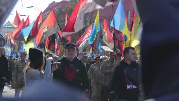 Kyiv, ukraine 14 okt 2019. nationalistische aktivisten, anhänger ukrainischer proteste gegen minsker protokoll und steinmeierformel — Stockvideo