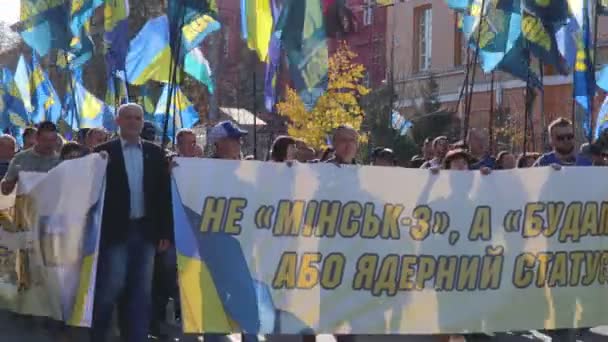 Kiev, Ukraine 14 oct 2019. Militants nationalistes, partisans de l'Ukraine protestent contre le Protocole de Minsk et la formule Steinmeier — Video