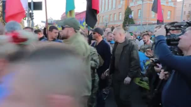 Kiev, Ucrania 14 oct 2019. Activistas nacionalistas, partidarios de Ucrania protestan por el Protocolo de Minsk y la Fórmula Steinmeier — Vídeo de stock