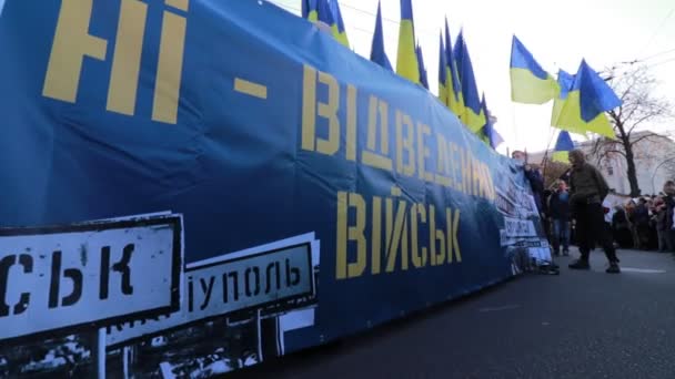 Kyiv, ukraine 14 okt 2019. nationalistische aktivisten, anhänger ukrainischer proteste gegen minsker protokoll und steinmeierformel — Stockvideo