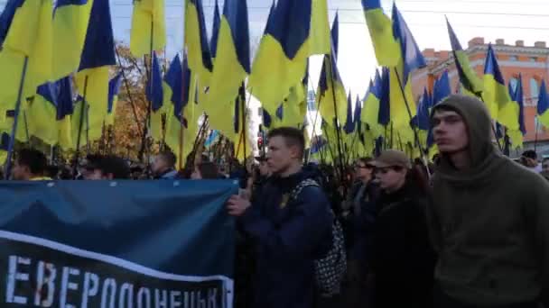 Kiev, Ukraina 14 okt 2019. Nationalistiska aktivister, anhängare av Ukraina protesterar mot Minsk-protokollet och Steinmeier Formula — Stockvideo